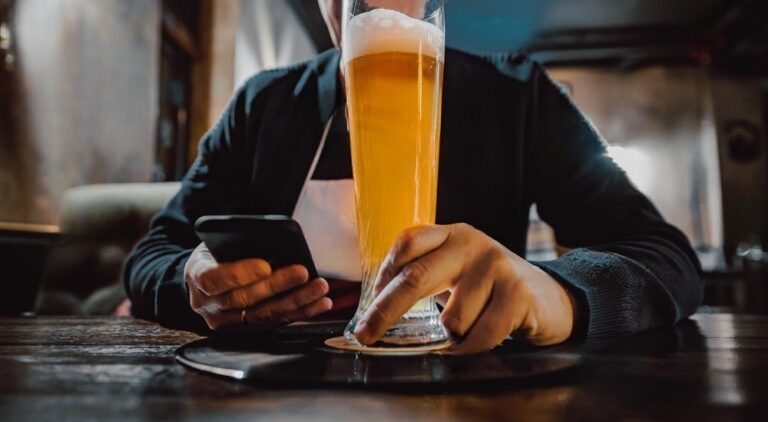 Birra e messaggi all'Ex: il mistero risolto