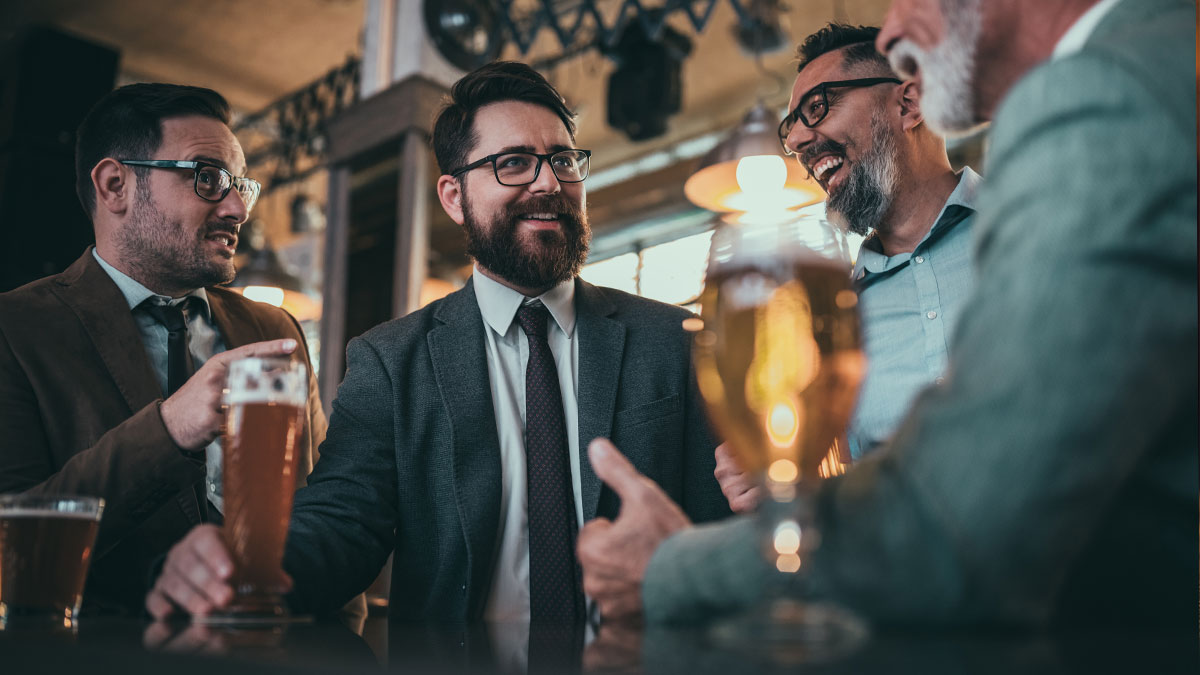 discussioni davanti una birra - gente che parla