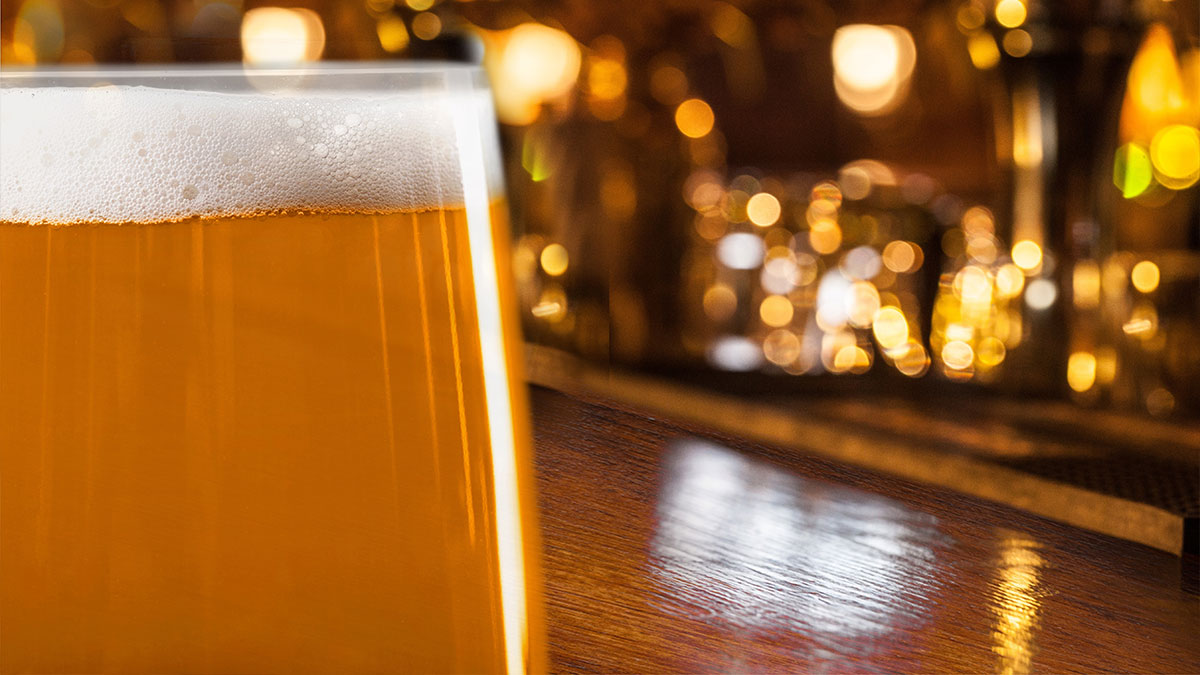 Bicchiere di birra in fase di riempimento -Cosa si impara lavorando in un pub